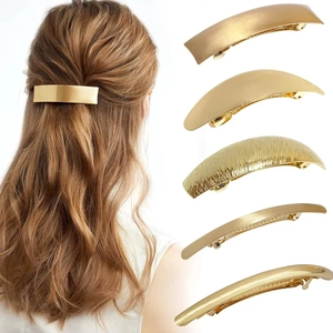 Détails d'un lot de 5 barrettes dorées aux designs géométriques incurvés et lisses