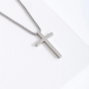 Pendentif croix poli en acier inoxydable argenté avec chaîne box sur socle minimaliste