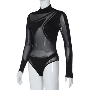 Détail des coutures en mesh transparent et du col montant sur le body noir ajusté
