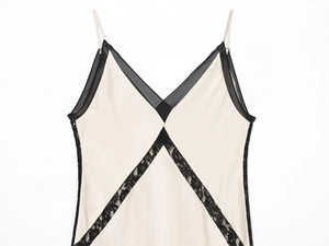 Detail von Satin-Midikleid aus beigem Stoff mit schwarzer Spitze und Mesh-V-Ausschnitt
