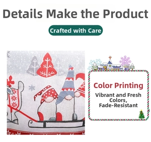 Détail du tissu à motif de gnome de Noël avec impression vive et texture douce