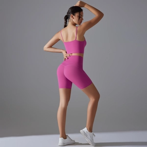 Dettaglio del set sportivo magenta con reggiseno e pantaloncini per yoga e palestra
