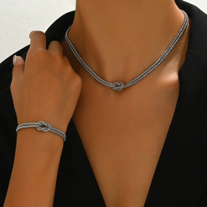 Set gioielli in acciaio inossidabile argento con nodo intrecciato su collana e bracciale