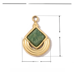 Détail des dimensions du pendentif en pierre naturelle verte et cadre en acier doré
