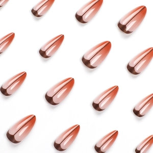 Faux ongles amande longs avec dégradé rouge-brun et pointes French foncées sur fond blanc