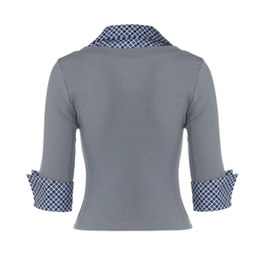 Détails d'un haut en maille grise avec col polo à carreaux et texture au dos