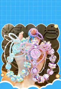 Vue détaillée de mignonnes chaînes de téléphone en perles avec miroirs et nœuds