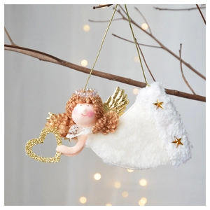 Dettaglio dell'angelo di Natale in peluche con ali dorate su un ramo con luce calda