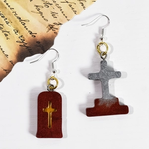 Pendientes góticos de resina para Halloween con tumba y cruz sobre fondo vintage