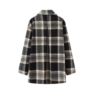Damen Oversize Wollmantel mit schwarz-weiß-braunem Karomuster auf weißem Hintergrund