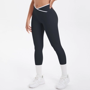Détail d'un legging de yoga taille haute avec une taille croisée blanche en forme de V