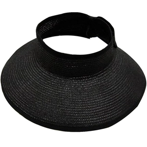 Dettaglio del cappello da sole in paglia nera con tesa larga e fiocco decorativo nero