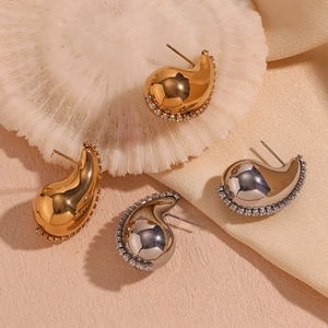 Boucles d'oreilles goutte d'eau dorées et argentées avec détails en zircons