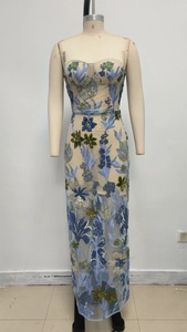 Detailaufnahme der Blumenstickerei und Pailletten auf diesem nudefarbenen Abendkleid