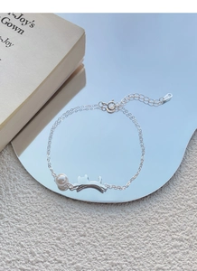 Dettaglio del bracciale gatto in argento S925 con perla su superficie a specchio