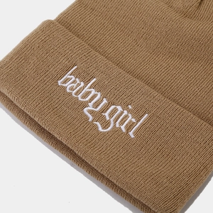 Camelfarbene Strickmütze mit weißem Babygirl-Stickmuster im modernen Streetwear-Stil