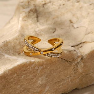 18K vergoldeter Edelstahl-Ring mit weißen Kristallen im Crossover-Design auf Stein