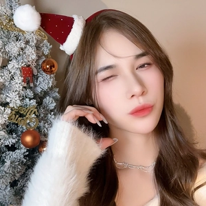 Gros plan d'un serre-tête bonnet de Noël festif avec un collier argenté ondulé