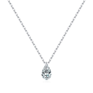 Collier avec pendentif moissanite en forme de goutte d'eau en argent 925 sur fond blanc