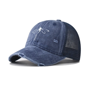 Berretto da baseball blu navy lavato con stampa libellula e rete traspirante sul retro