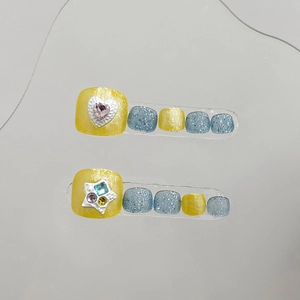 Handgefertigte Aufklebenägel für Zehen in Gelb und Blau mit Herz- und Stern-Strass