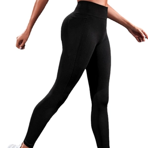 Nahtlose schwarze Yoga-Leggings mit hoher Taille und praktischen Seitentaschen für Sport