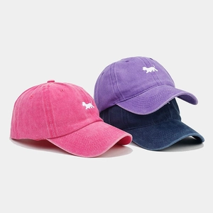 Berretto vintage slavato con ricamo a cane nei colori pesca, viola e blu navy