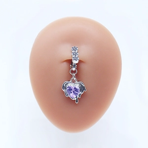 Détail d'un piercing de nombril argenté avec une pierre cœur violette et zircons