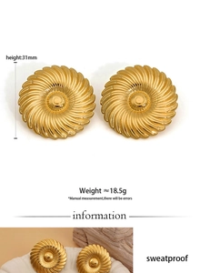 Dettaglio orecchini dorati 31mm con specifiche resistenti al sudore e dimensioni esatte