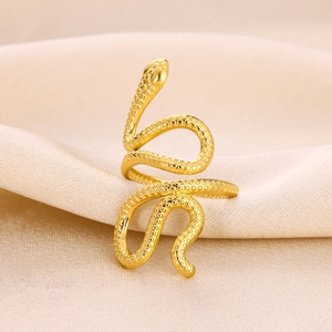 Dettaglio macro dell'anello a serpente placcato oro 18K su elegante seta beige