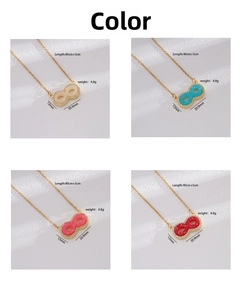 Détail de pendentifs infini en or 18 carats avec cadre en cristal en quatre couleurs