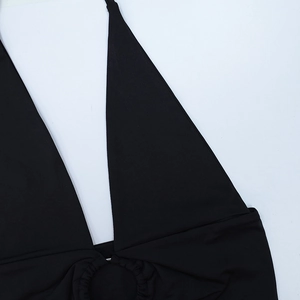 Détail du haut licou noir avec décolleté en V profond et connecteur décoratif en anneau