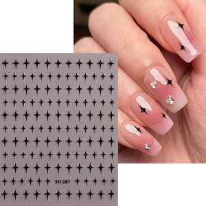 Detail von 3D-Sternen-Nagelaufklebern SO-167 auf rosa Nägeln mit Glitzersteinen