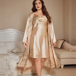 Ensemble de nuit chic en satin champagne à fleurs avec nuisette à bretelles et peignoir