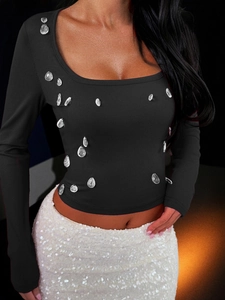 Détail du crop top Y2K à manches longues avec col carré et strass étincelants en goutte d'eau