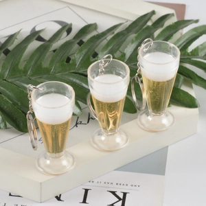 Set di tre mini portachiavi a boccale di birra con schiuma e liquido realistici