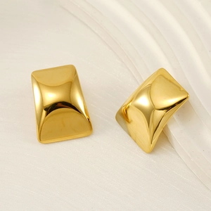Minimalistische quadratische Ohrstecker aus 18k vergoldetem Edelstahl auf weißem Hintergrund