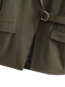 Détail d'un blazer vert olive avec ceinture à la taille et boucle en D en métal argenté