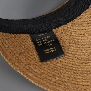 Detalle de la etiqueta interior del sombrero de rafia con 95% de rafia natural tejida