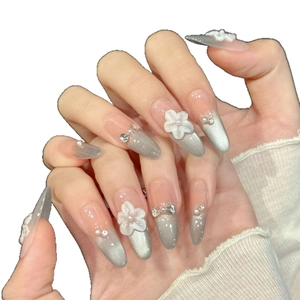 Silbergraue Cat-Eye Farbverlauf Kunstnägel mit 3D Blumen und weißen Perlen