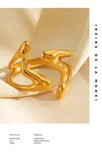 Gros plan sur une bague ondulée dorée sur satin champagne avec détails de luxe