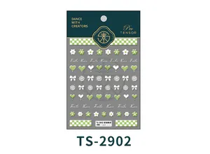 Gros plan d'autocollants 5D pour ongles avec fleurs vertes et motifs de cœurs