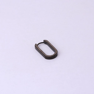 Vue détaillée de la boucle d'oreille noire mate en forme de U au design industriel