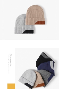 Collection de bonnets en maille côtelée montrant diverses couleurs neutres et textures