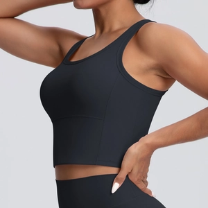 Seitenansicht des schwarzen Yoga-BHs mit breitem Saum und elastischen Funktionsnähten