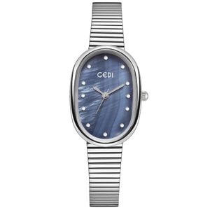 Montre ovale argentée pour femme avec cadran en nacre bleue et index en cristaux