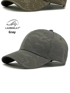 Detalle de costuras reforzadas en la visera de una gorra de béisbol de camuflaje gris
