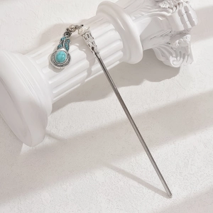 Épingle à cheveux vintage en argent avec pendentif turquoise sur colonne blanche