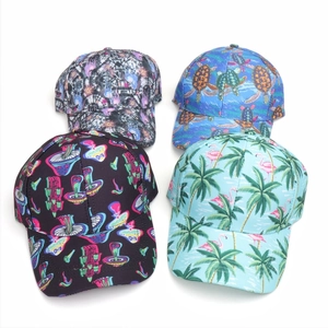 Détail de quatre casquettes de baseball avec imprimés animaliers et abstraits