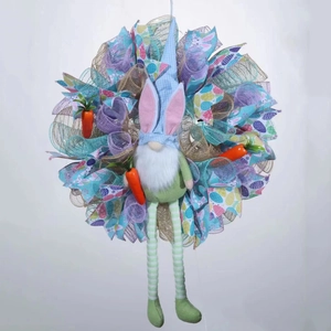 Détail d'une couronne de Pâques avec gnome, rubans colorés et décors de carottes